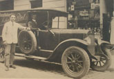 Heinrich Schnass vor dem ersten Motorfahrzeug 1926
