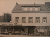 Wohnhaus mit Laden 1958
